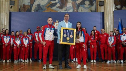 PREDSEDNIČE VUČIĆU, HVALA TI! Vlada Republike Srbije nagradila bokserske šampione i njihove trenere za  evropsko prvenstvo